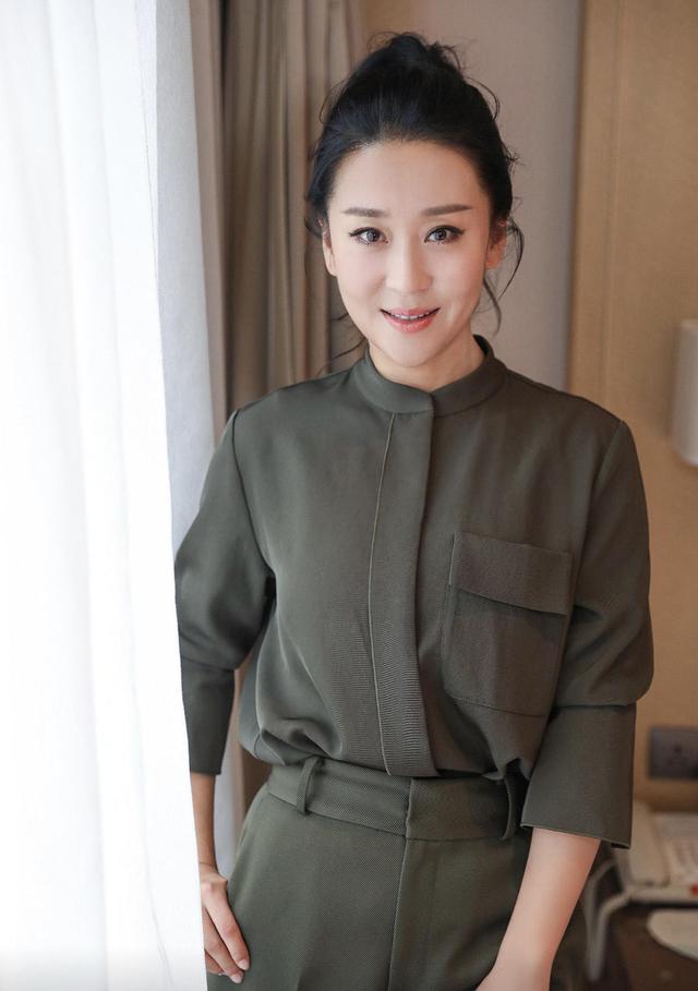 腰部 43岁苗圃美得高调，穿军绿色衬衫配阔腿裤气质全开，高级又大气