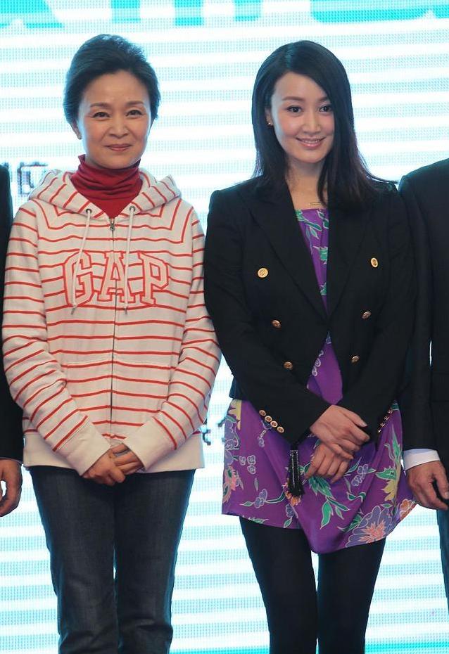 高领衫 “辣婆婆”刘莉莉扮起嫩来真不错，卫衣叠穿高领衫，好似俏皮学生