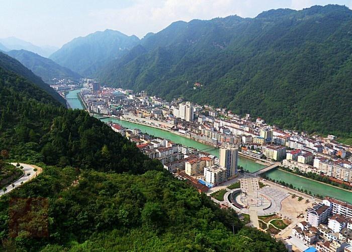 镇巴县位于陕西省南端, 汉中市东南隅,位于北纬32