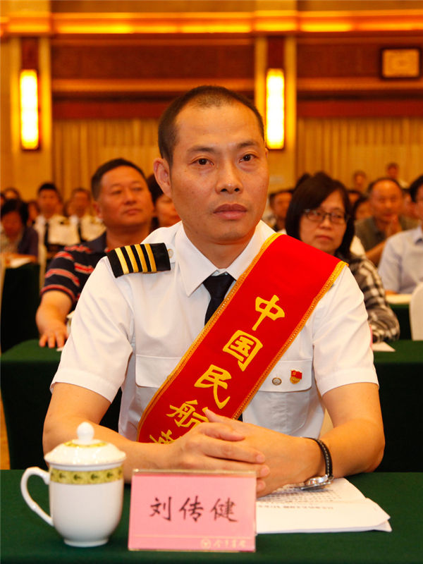 刘传健:万米高空34分钟挽救128人,完成"史诗级"备降_飞行_飞机_专业