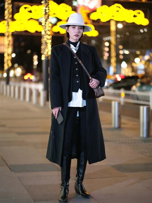 大腿 穿长大衣，搭“短靴”还是“长靴”更好看？穿对了提气质又显高