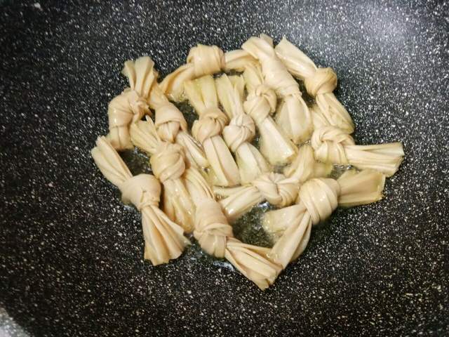 做法|教你在家自己制作大辣皮,做法简单,吃起来香辣美味