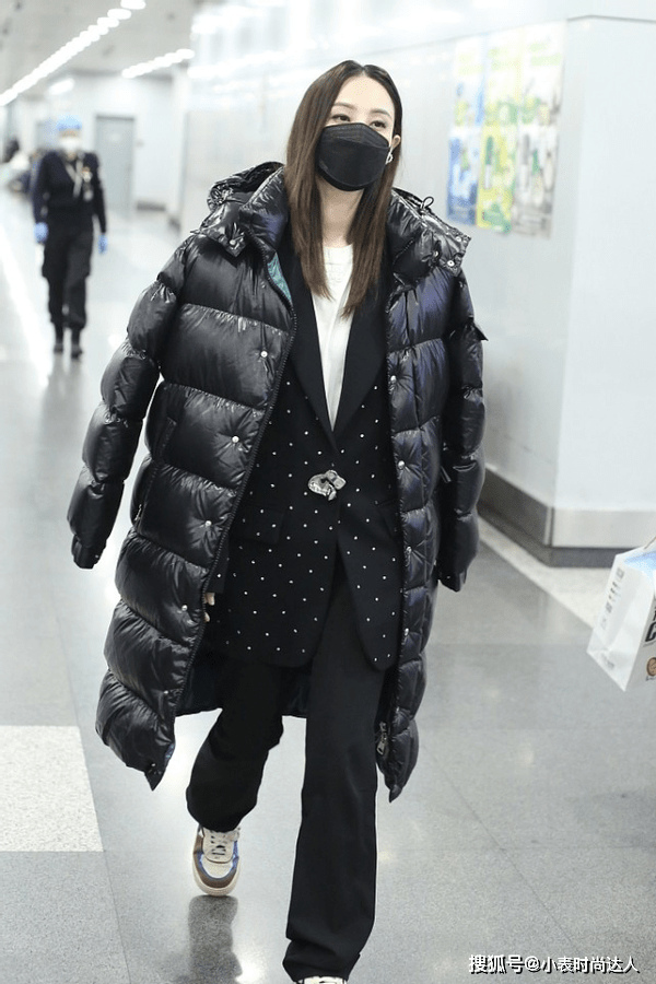 颜色 郑希怡穿冬装都比别人有范，皮面羽绒服配九分裤，时尚堪比小姑娘