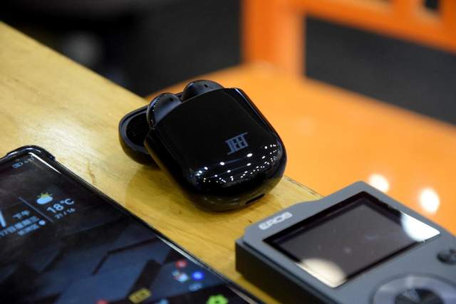 JEET ONE升级版与一代有何不同？增加无线充功能，音感提升明显