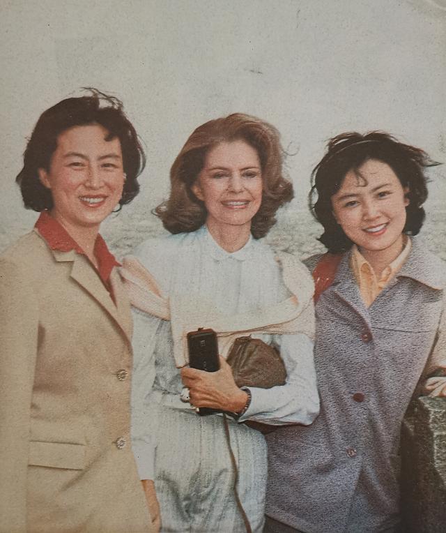 朱曼 奔八的朱曼芳才称得上惊艳，黑白长裙秀出文艺气质，老得自然优雅