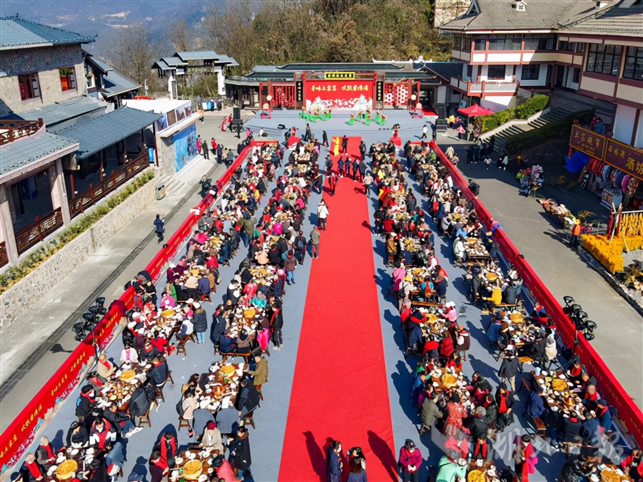 湖北五峰:土家风情长龙宴开席,数千人围坐品尝美食