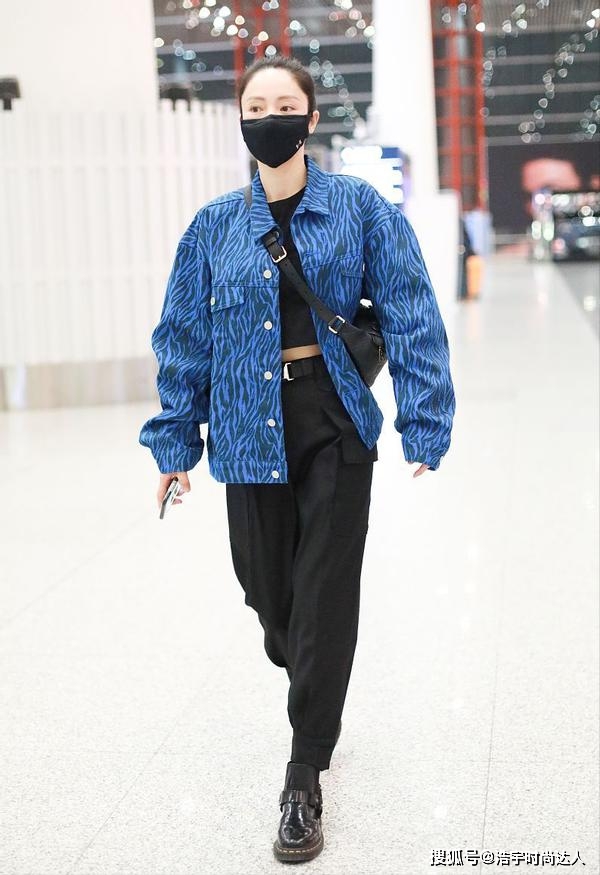 黑色 董璇真有女团气质,上衣偏挑短款穿,纤细腰条都是“穿”出来的