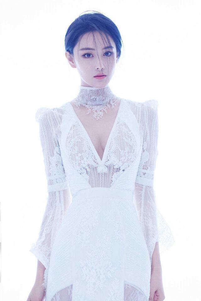 身姿 张馨予简直美到犯规，一袭白色V领连衣裙大秀曼妙身姿，性感高级