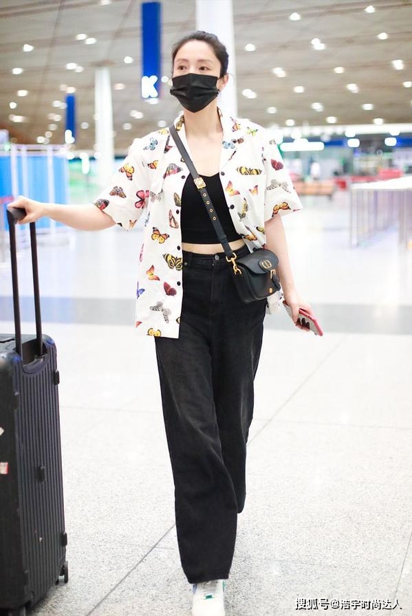 黑色 董璇真有女团气质，上衣偏挑短款穿，纤细腰条都是“穿”出来的