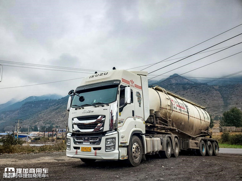 原創有卡車有生活,小夥買了輛五十鈴巨咖牽引車,用熱愛把它打造成痛車