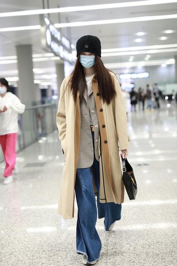 形象 何穗的腿太长了吧,老爹裤拖地穿也霸气十足,风衣穿搭更抢镜
