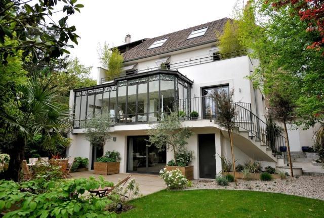 退休后,我也想要这样的生活,一套别墅有阳光房有庭院,美极了!