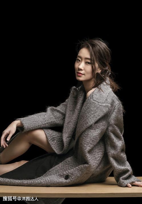 贾玲捧 被贾玲捧红的张小斐，气质原来这么高级，宽松穿搭却不影响秀身材