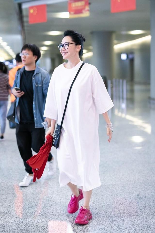 身材 许晴无需装就很“嫩”，穿白色长T恤舒适减龄，状态宛如二八少女