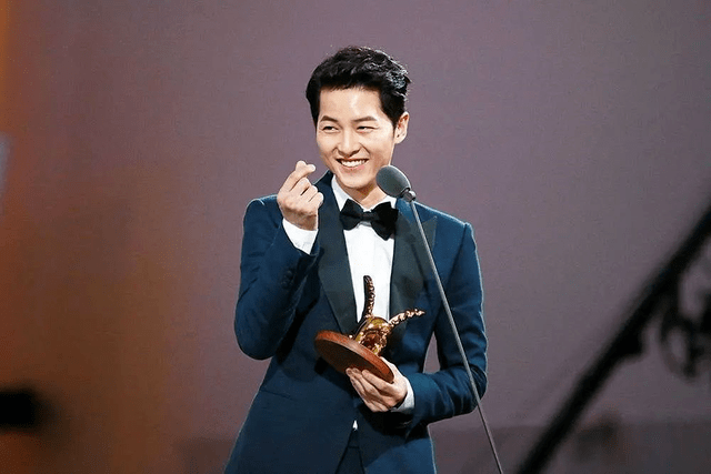 宋仲基|宋仲基外婆去世,心情悲痛为外婆办理后事,此前刚参加完青龙奖