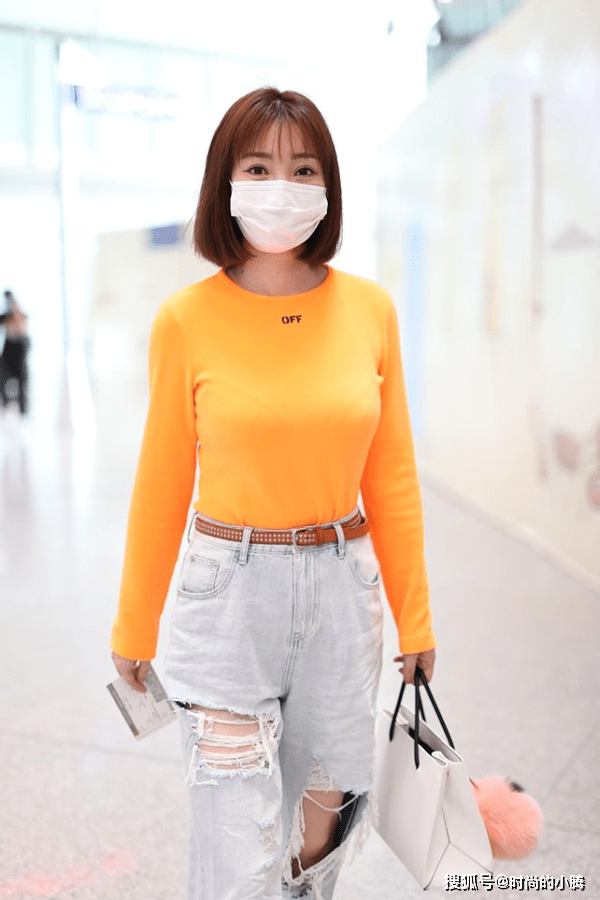 身材 柳岩嫩回18岁，空气刘海配短发显脸小还清爽，随便穿衣都有魅力