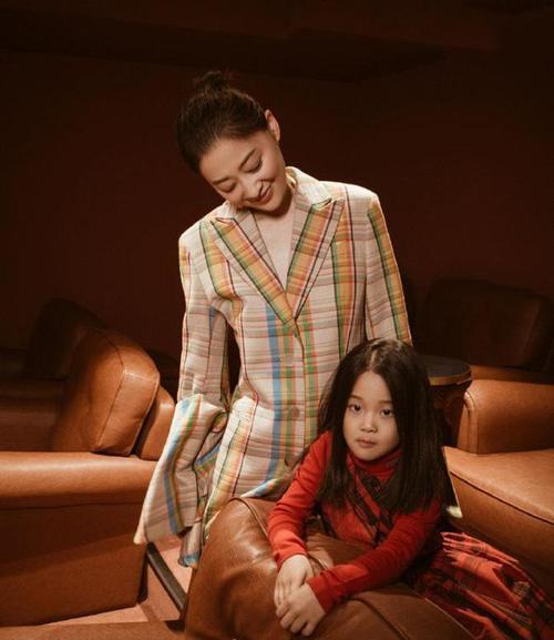 毛衣 45岁梅婷携儿女拍大片，女儿继承妈妈黑眼圈，儿子肉嘟嘟太像妈