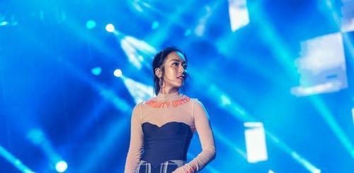 身材 吉克隽逸比例太出众，穿健身服走机场，不胖不瘦的身材超有味道！