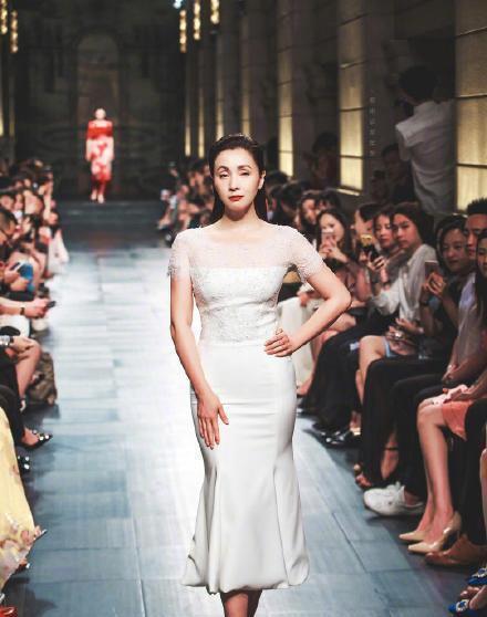 陶虹 小陶虹太会炫富了，呢大衣配皮草围巾贵妇范儿，黑色平底鞋反差萌