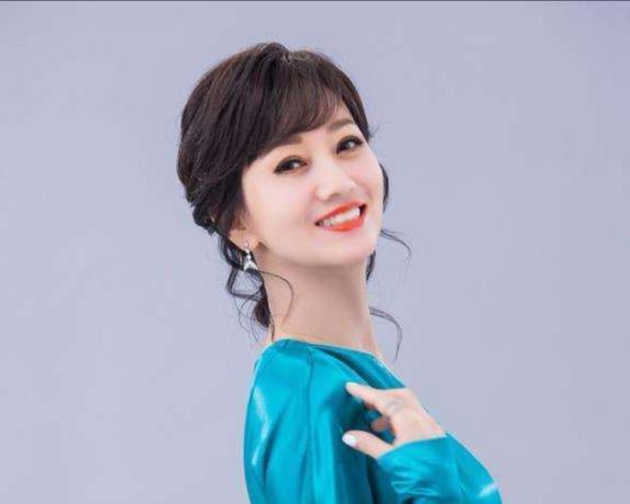 卷发奔四奔五的女人,这3款“发型”尽量不要留,看着显老还没气质