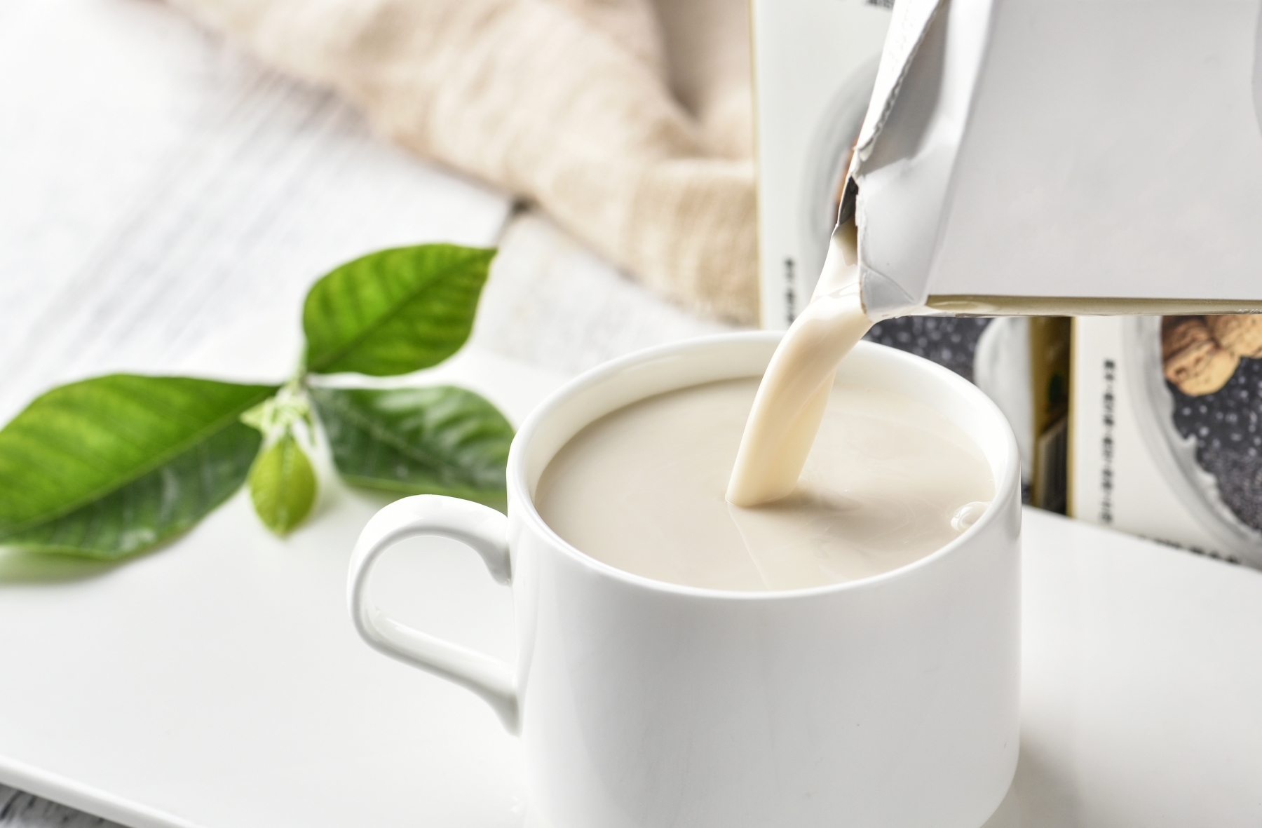 降低|牛奶和豆浆,哪个更适合早餐?营养师建议这样喝,你喝对了吗?