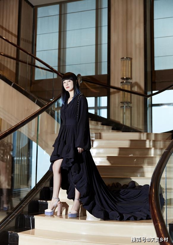 叛逆 杜华不入时尚圈可惜了，漂染发型比艺人还潮，快40岁还保持童心