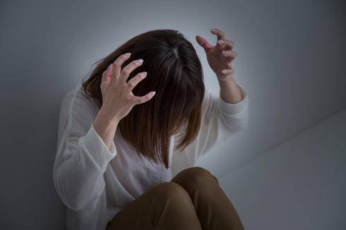 孩子总是偷着哭,情绪低落,提醒父母要及早干预_影响_广东电视台_一个