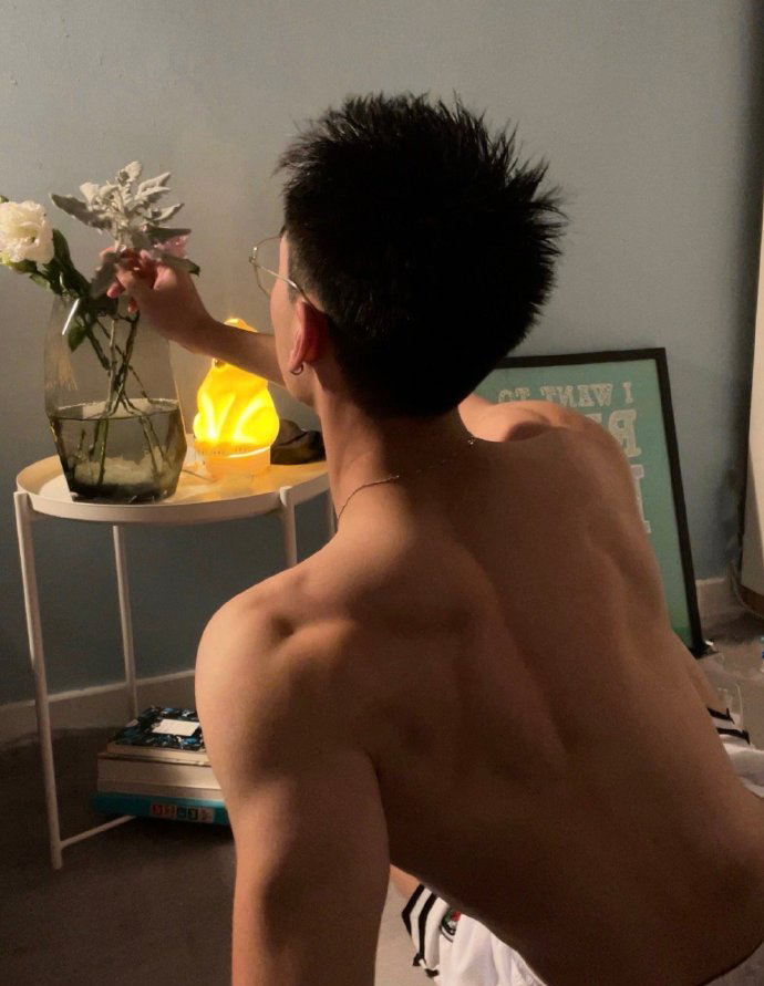 擁有胸肌麒麟臂的體育生，也會有身材焦慮，真是健身擼鐵超自律！ 健身減肥達人 第8张