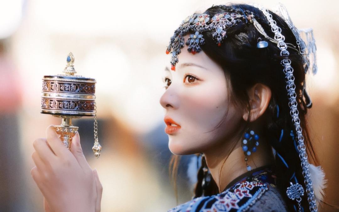 木头人群嘲杨超越像木头人，一个女人，这次让她直接霸榜热搜