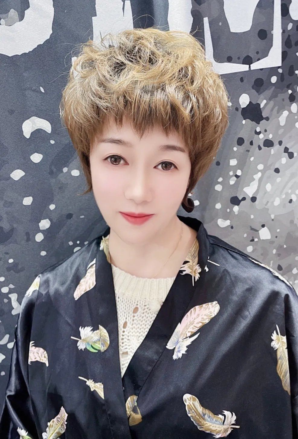 发型女人40岁左右，发型这样剪，利落时尚真显年轻