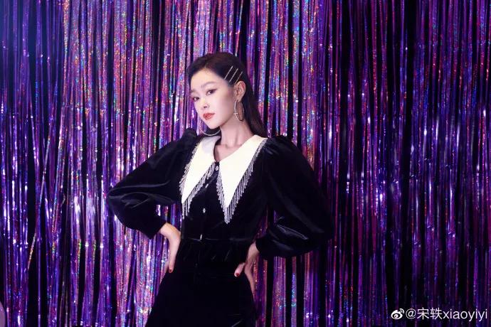 黑色 女星宋轶穿黑色短裙秀大美腿！雪肤玉貌太性感撩人