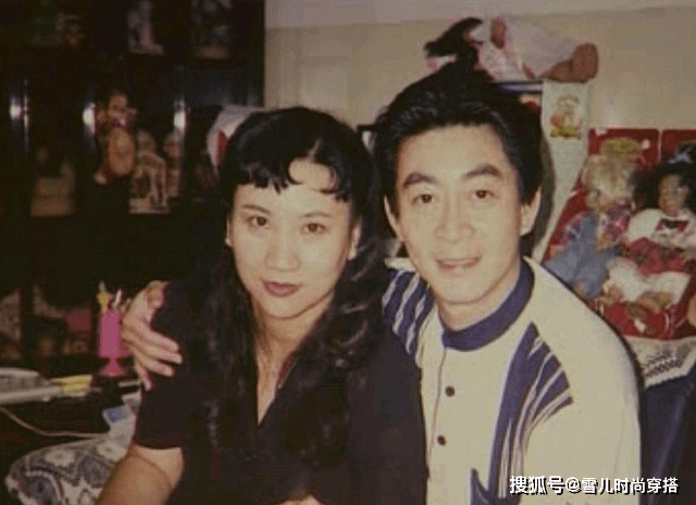 黑色 六小龄童妻子原来长这样，红色卫衣叠穿衬衫裙，这才叫风韵犹存