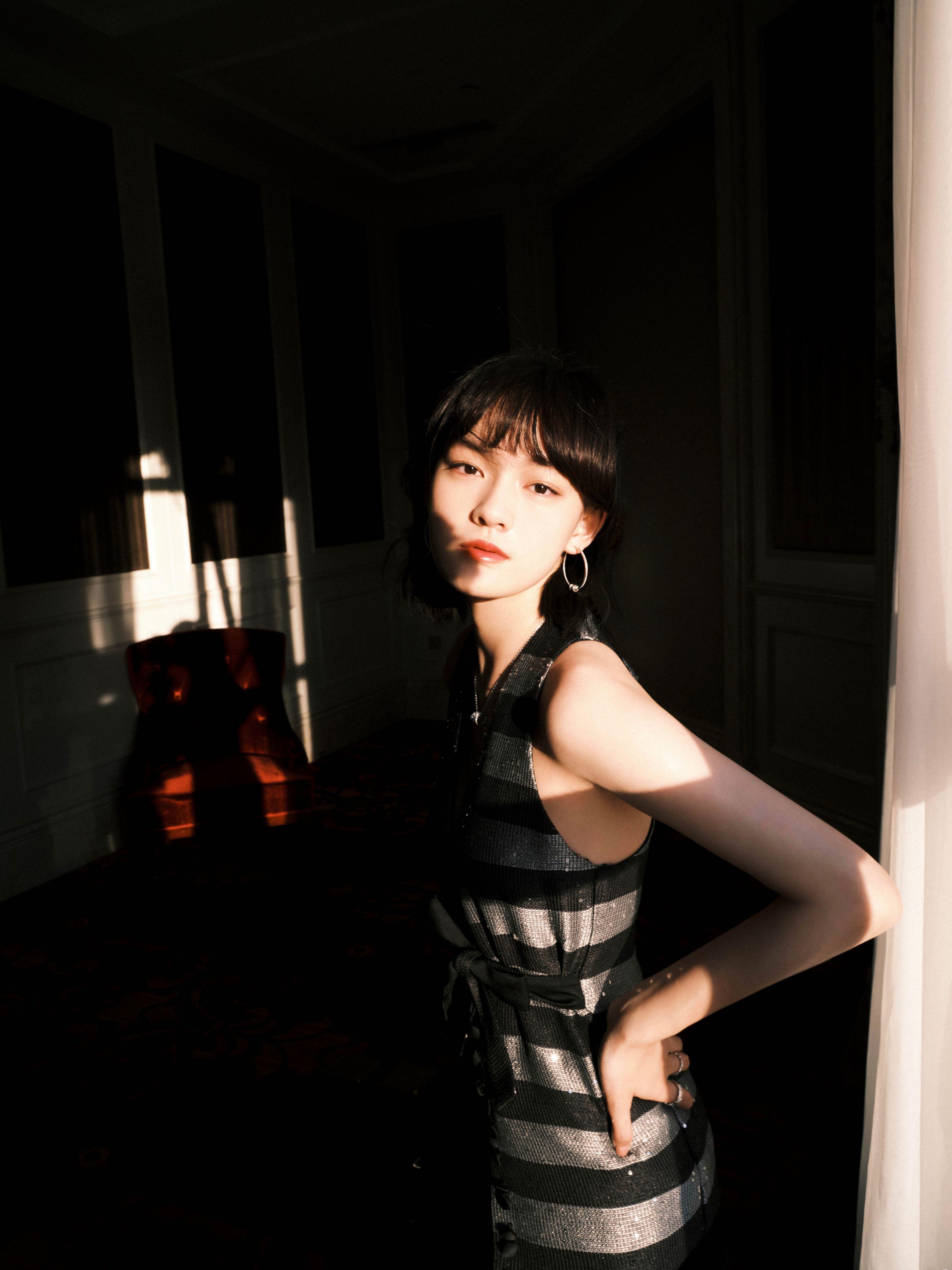 文琪穿礼服串街走巷拍写真,黑色抹胸裙气质高雅,也像一道风景线_风格_