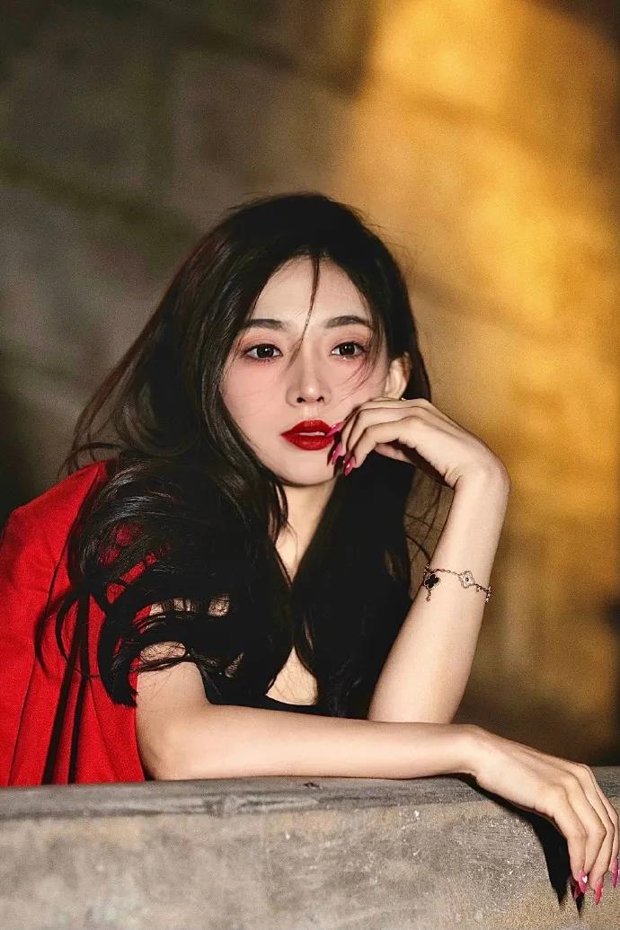 因为她是如何从万人骂的老巫婆变美学界整形模版的？