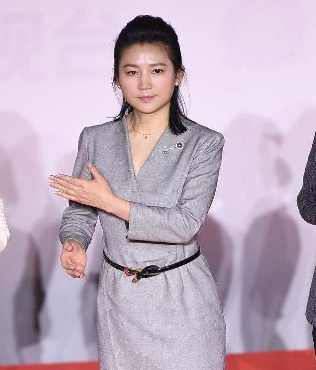 披肩52岁王小丫近照，民族风披肩配短发知性又温柔，气质堪比少女