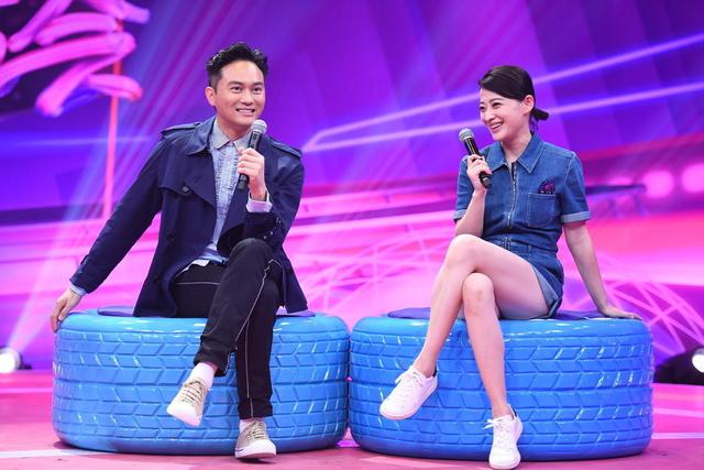 口袋 44岁梅婷真抗老！身穿牛仔连体裤大秀美腿，休闲简约又减龄