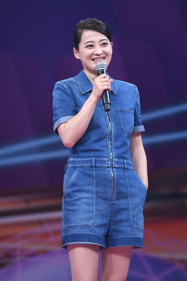 口袋 44岁梅婷真抗老！身穿牛仔连体裤大秀美腿，休闲简约又减龄