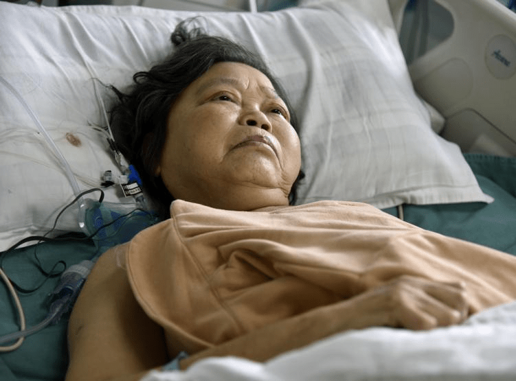 五保户老人患重症遭截肢,老伴重症监护室外不离不弃日夜守护_朴自碧