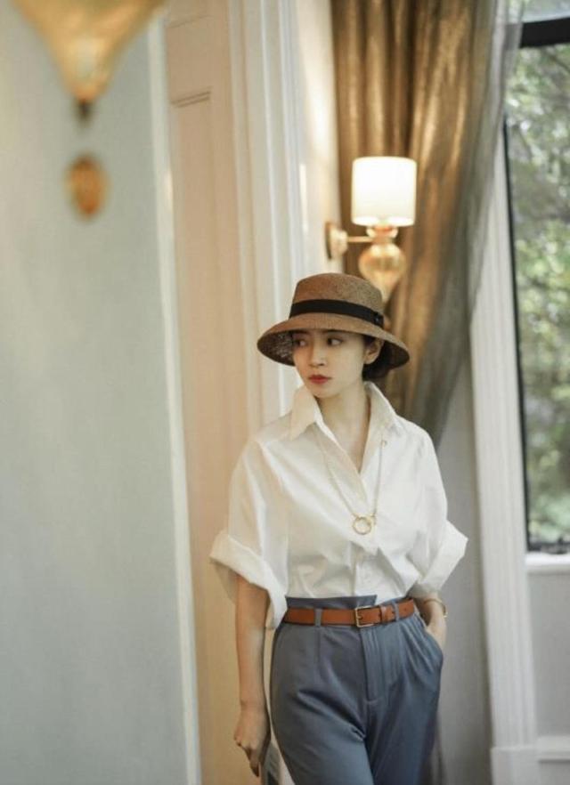 三木 三木日常穿搭，墨绿色衬衫配开叉裙更显优雅高级，让你美整个春天
