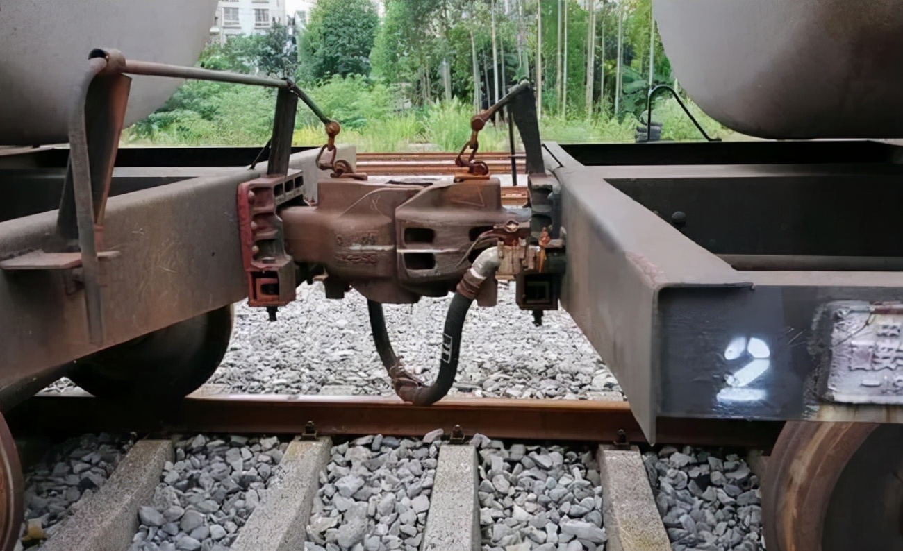 火车车钩缓冲器图片