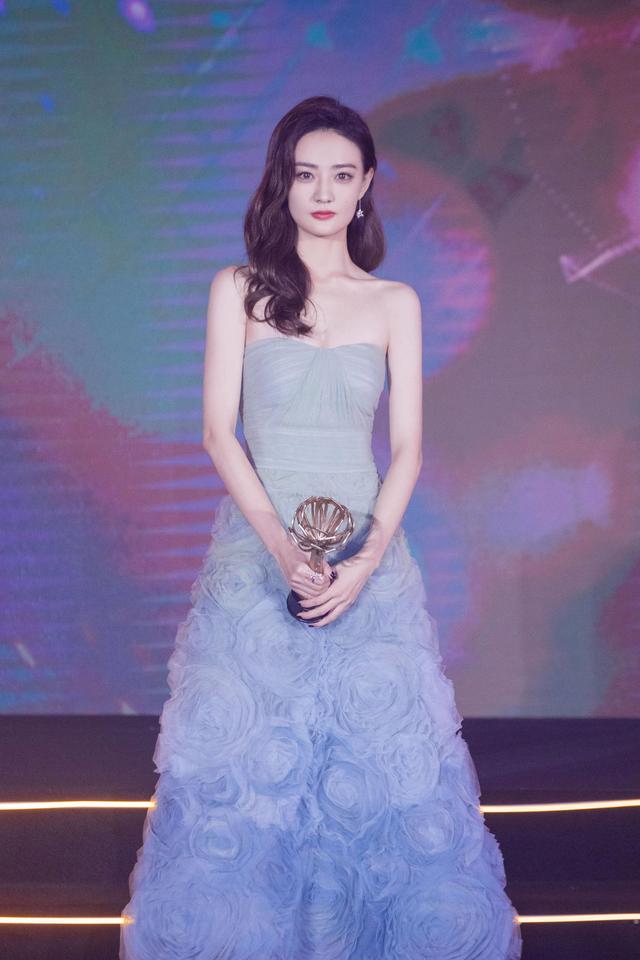 黑色 徐璐美回颜值巅峰!身穿黑色斜肩连体裤优雅高贵,性感又不失甜美