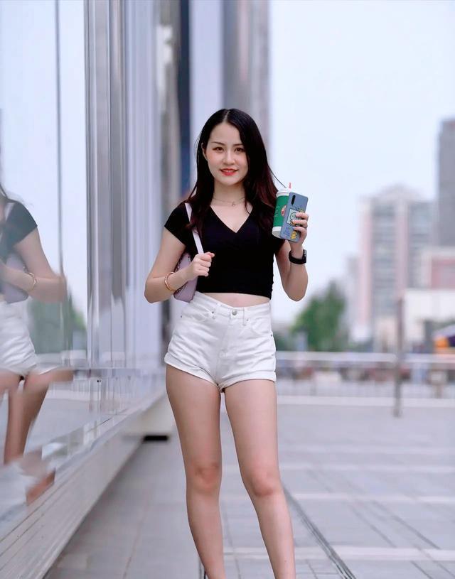 西裤 时尚搭配条纹衬衫+白色西裤