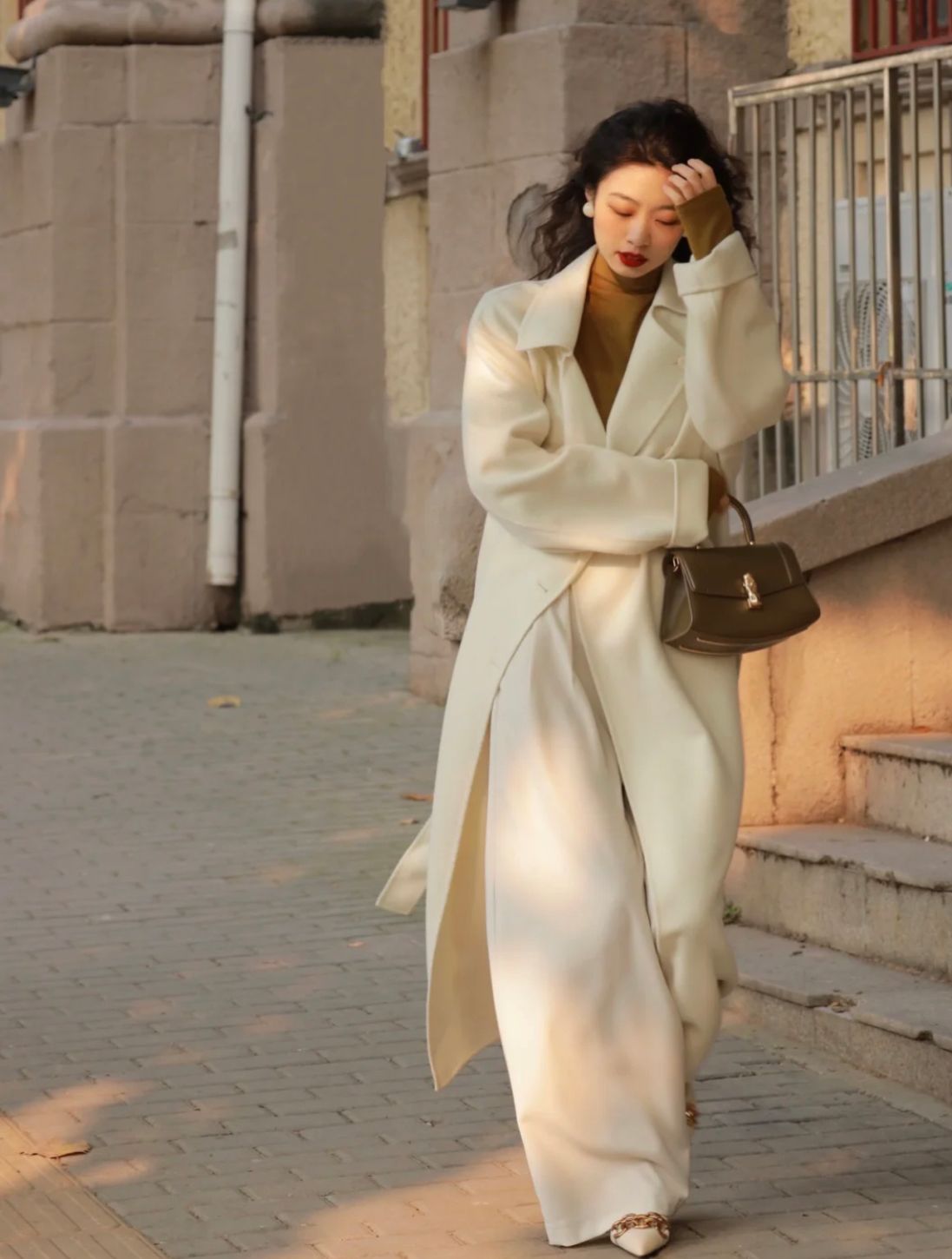 开衩 把阔腿裤收起来吧，现在流行这条“开叉裤”，配大衣羽绒服都高级