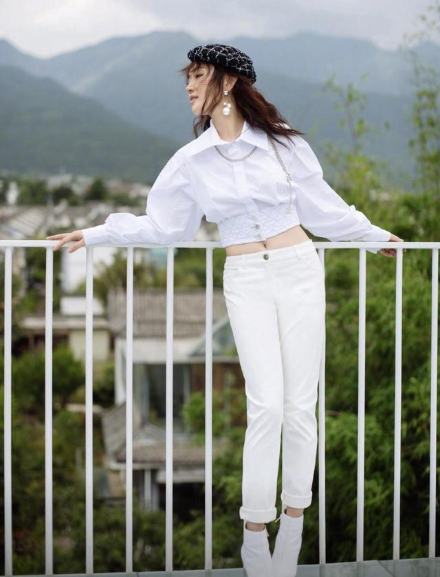 颜色 杨钰莹真会穿，一袭黑色风衣搭配牛仔裤优雅又潇洒，减龄又时髦