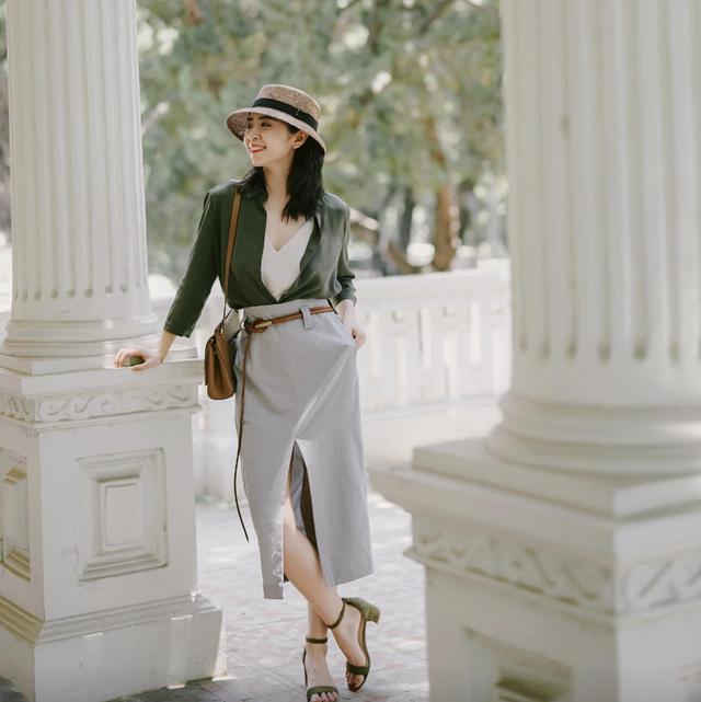 三木 三木日常穿搭，墨绿色衬衫配开叉裙更显优雅高级，让你美整个春天