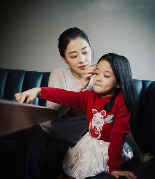 毛衣 45岁梅婷携儿女拍大片，女儿继承妈妈黑眼圈，儿子肉嘟嘟太像妈