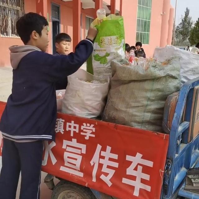 因为|班主任鼓励学生攒瓶子，2周卖53斤用来买零食，感受父母不易