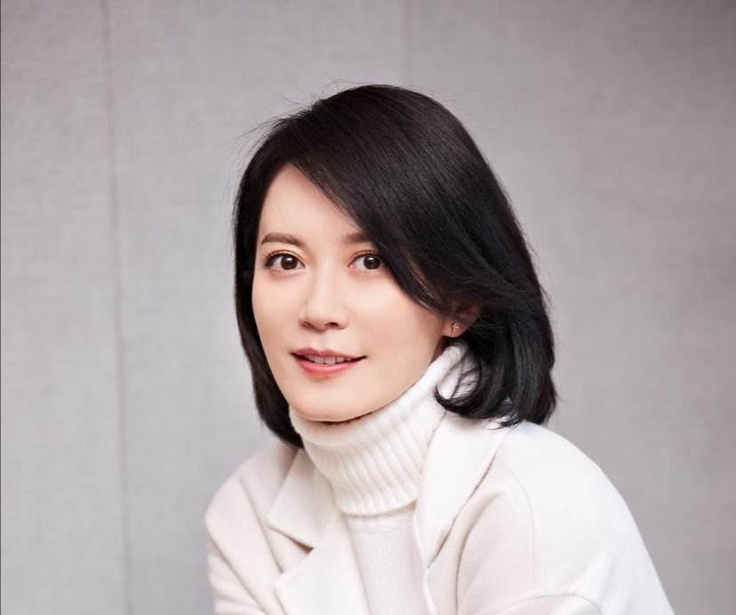 卷发奔四奔五的女人,这3款“发型”尽量不要留,看着显老还没气质