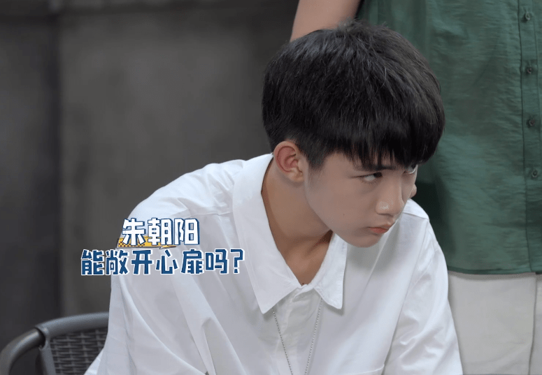 金晨现身活动锁骨窝深陷夸张“排骨胸”全程抢镜