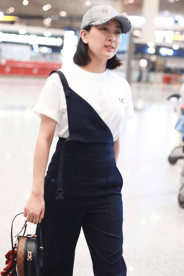 事情 马苏为博眼球真会搞事情!穿背带裤还要解开一边背带,真高调